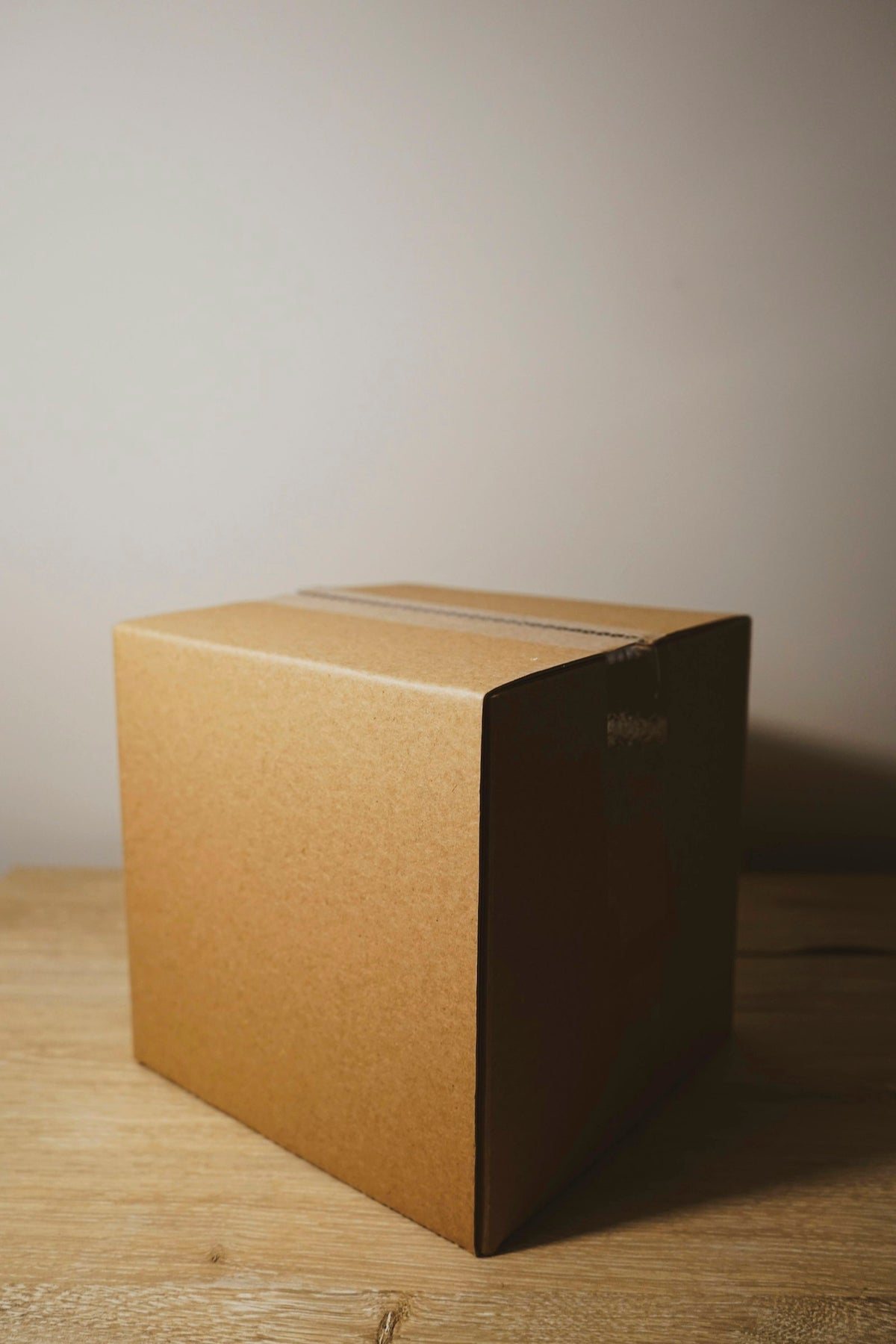 Caja de cartón sobre fondo neutro