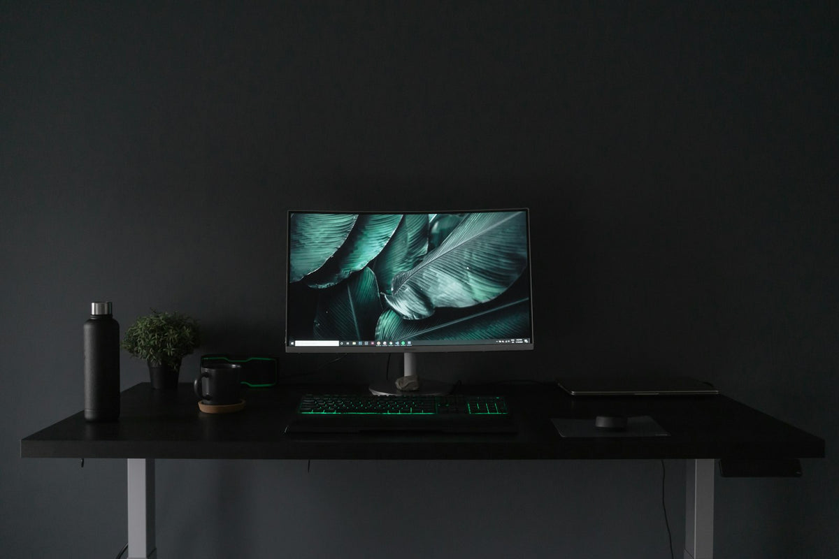 Escritorio minimalista oscuro
