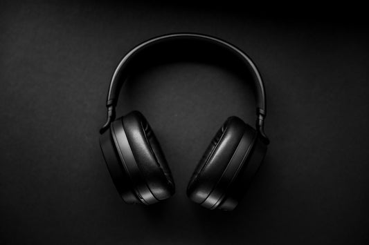 Auriculares sobre fondo oscuro